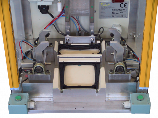 Customized machine for the automatic insertion of 02 clips on the frame of an interior consolle in 02 versions